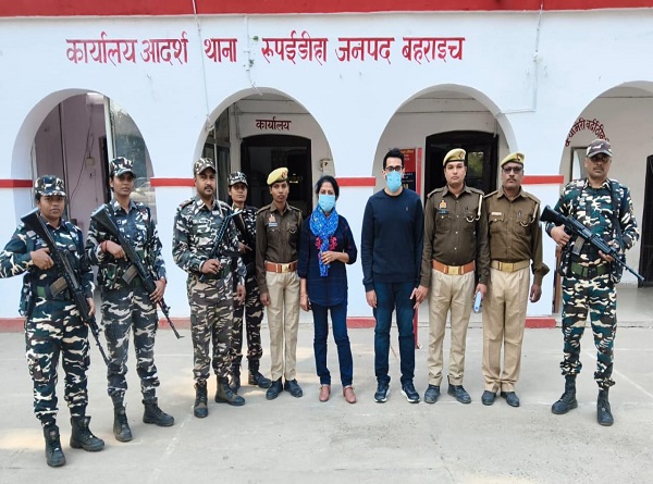 पकड़े गए विदेशी नागरिग, पुलिस बल पकड़े गए विदेशी नागरिग, पुलिस बल