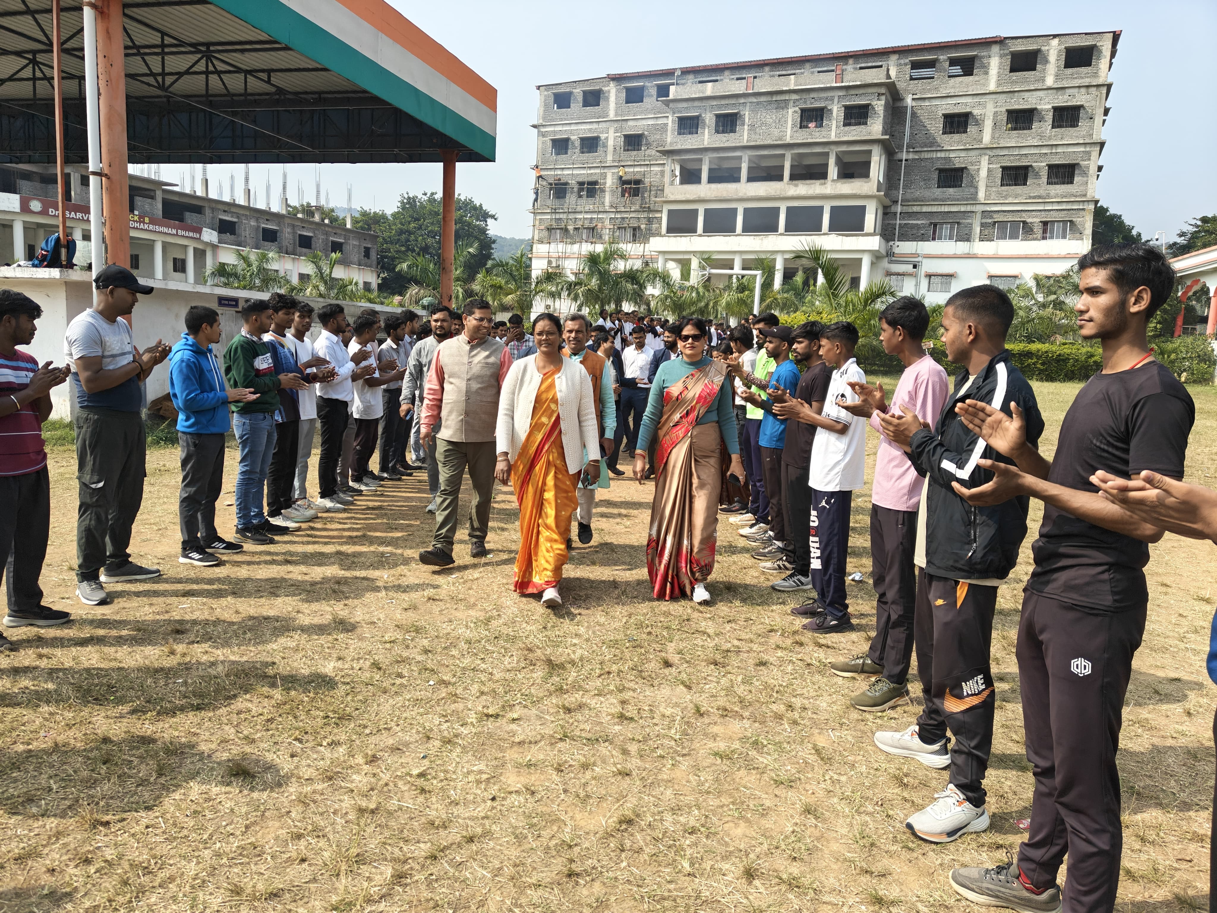 खिलाड़ियों का परिचय प्राप्त करते अतिथि खिलाड़ियों का परिचय प्राप्त करते अतिथि