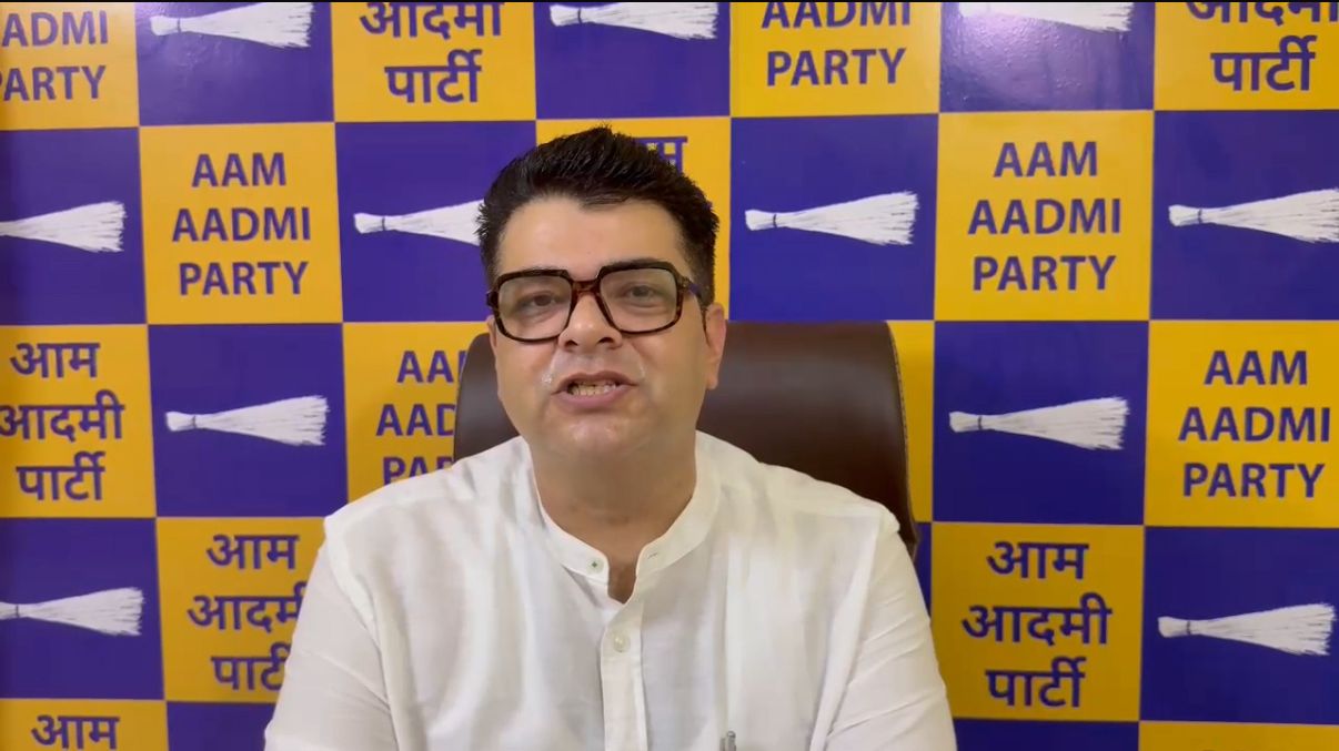 एमसीडी में नेता प्रतिपक्ष अंकुश नारंग सरकार पर आरोप लगाते हुए।