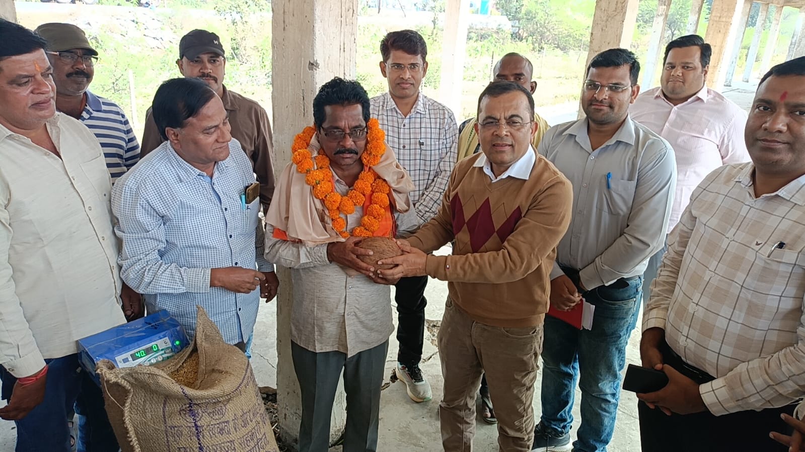 कलेक्टर जन्मेजय महोबे ने खरौद उपार्जन केंद्र में धान खरीदी व्यवस्था का किया निरीक्षण