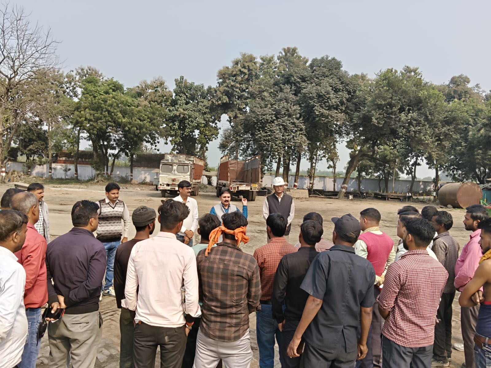 वाहन चलाते समय रिफ्लेक्टर लगाने एवं यातायात नियमों का पालन की चालकों को जानकारी देते एआरटीओ