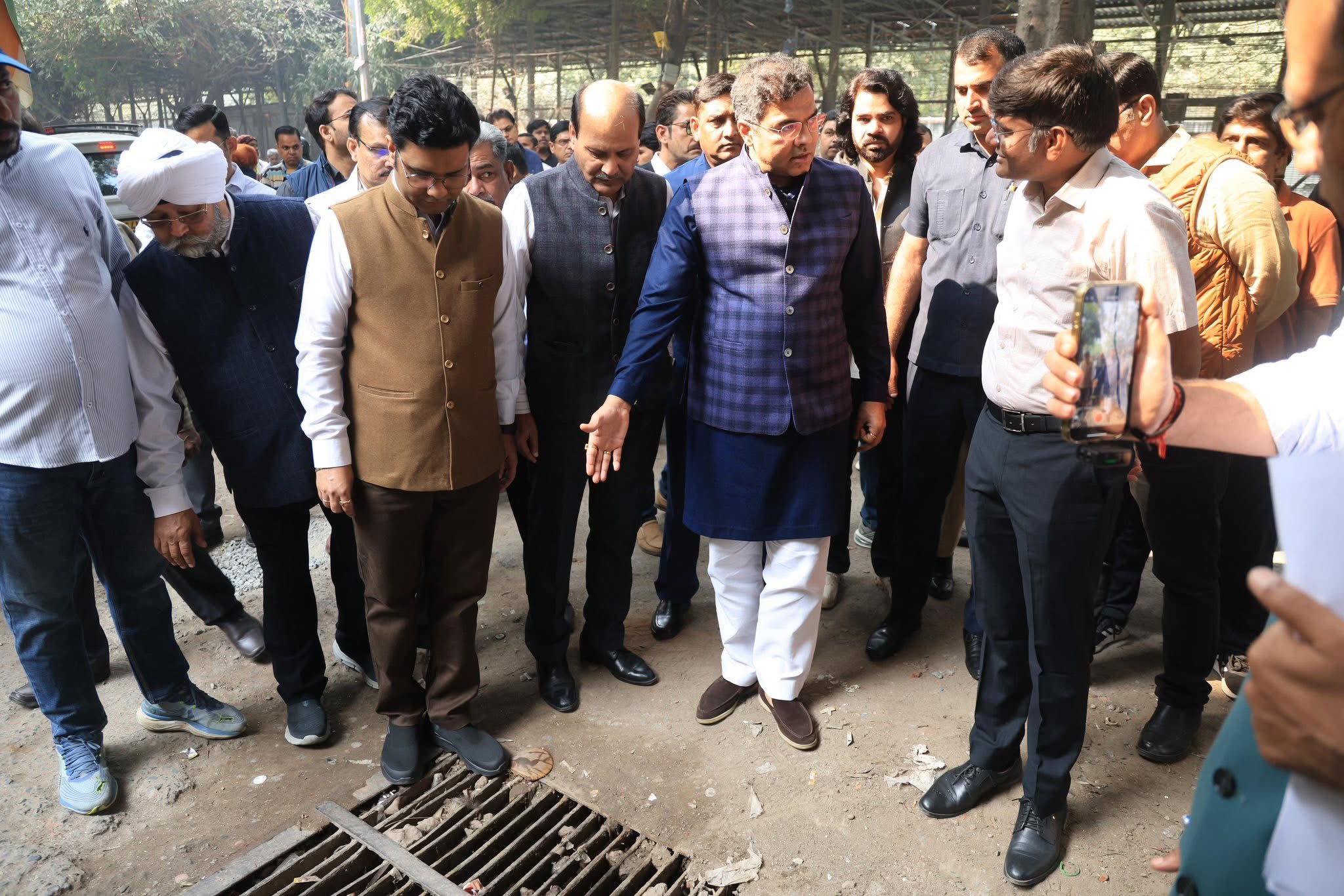 दिल्ली के जल मंत्री प्रवेश साहिब सिंह मालवीय नगर विधानसभा के हौजखास क्षेत्र का निरीक्षण करते हुए