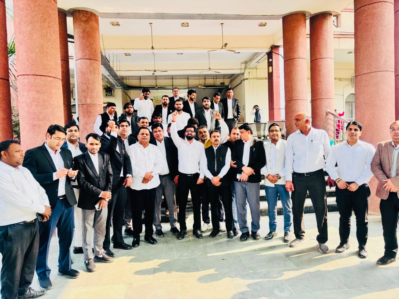 कोर्ट परिसर में अधिवक्ताओं का धरना जारी, कल सुबह फूंकेंगे कार्यकारिणी का पुतला