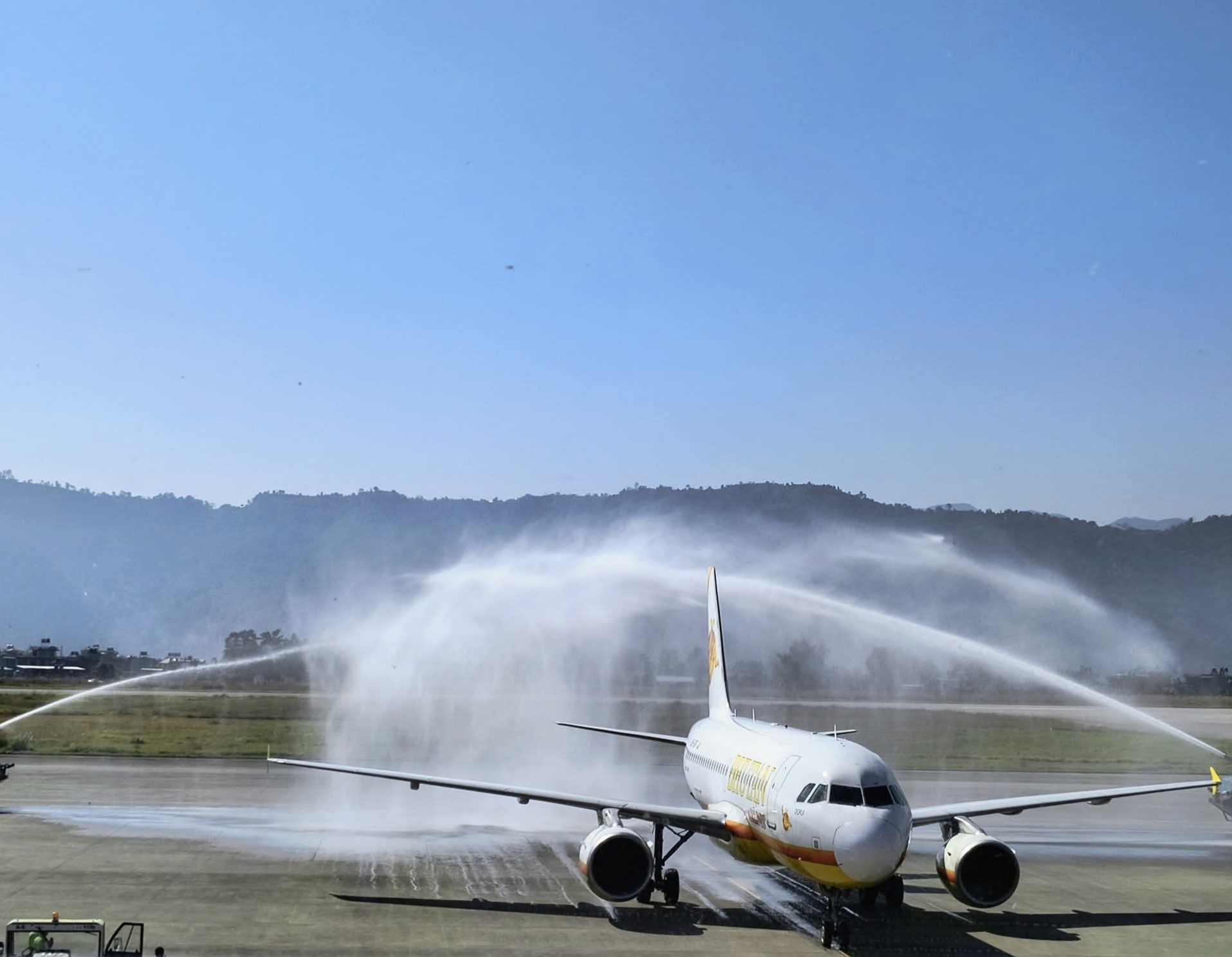 पोखरा विमानस्थल पर पहुंचे भूटान एयरलाइंस का वाटर केनन से स्वागत