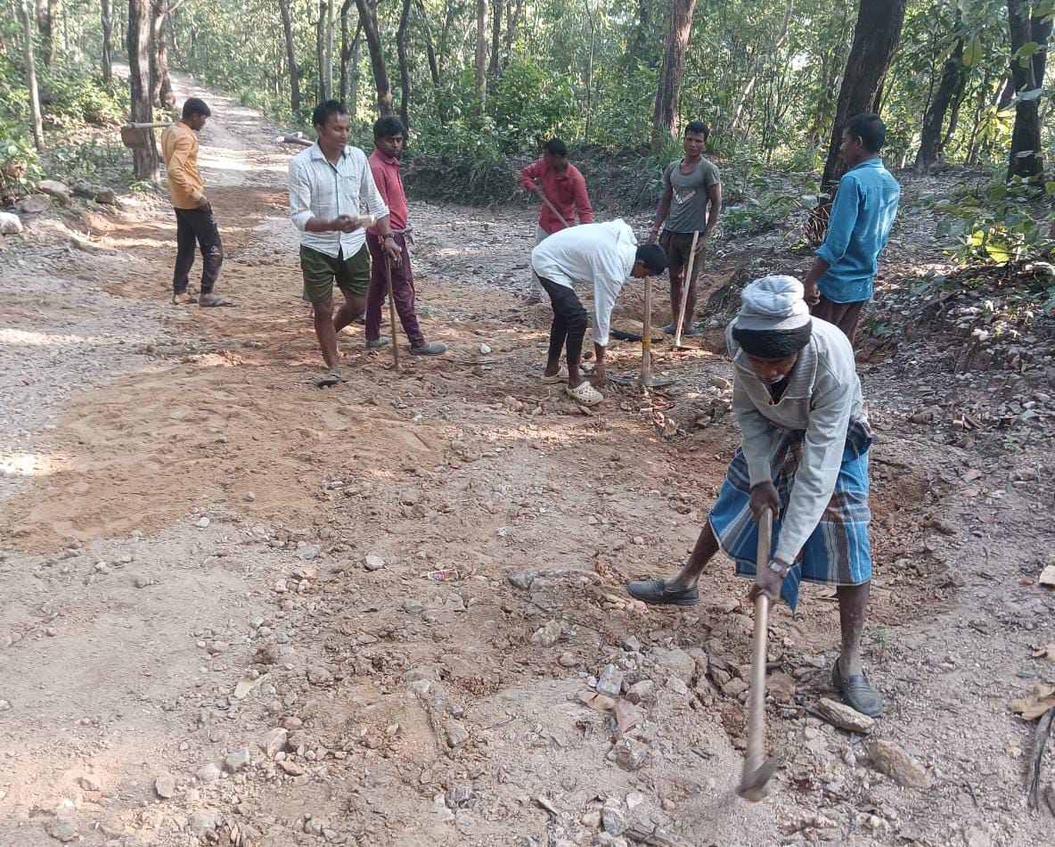 कोरबा : पाली ब्लॉक के छिंदपहरी गांव में ग्रामीणों ने पेश की मिसाल, वर्षों से लंबित सड़क मांग पूरी करने श्रमदान से बनाया रास्ता