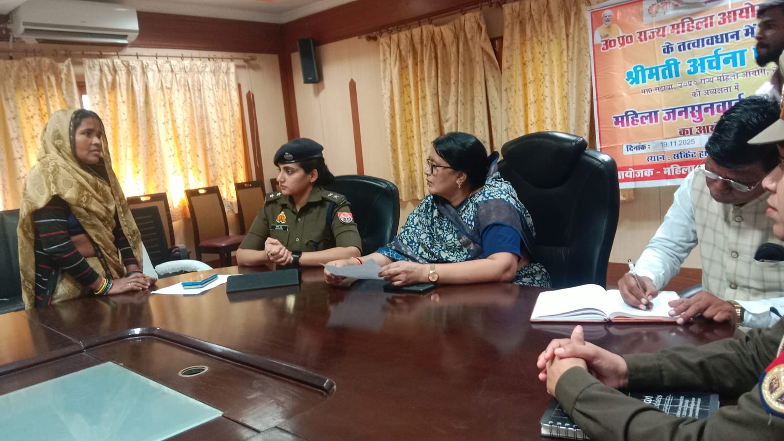 जनसुनवाई करते हुए