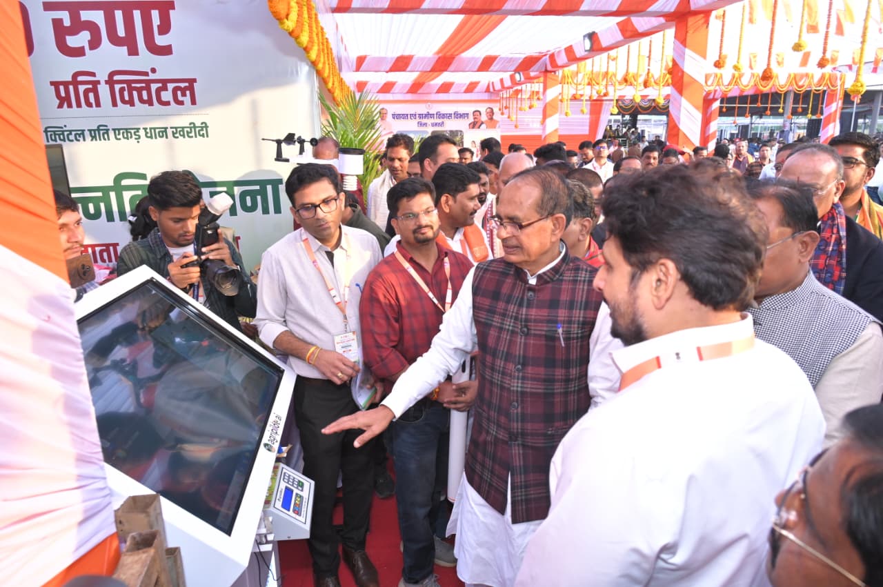 स्टाल का अवलोकन करते हुए कृषि मंत्री शिवराज सिंह व अन्य।