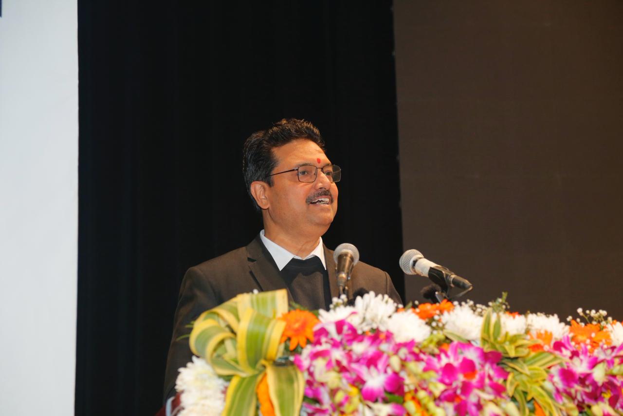 डीयू कुलपति प्रो. योगेश सिंह सामूहिक गायन सभा में।