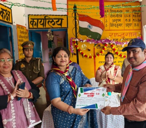 फर्रुखाबाद में मिशन शक्ति जागरूकता कार्यक्रम में शिक्षकों को सम्मानित करती लखनऊ से आई प्रोफेसर डॉ वंदना द्विवेदी