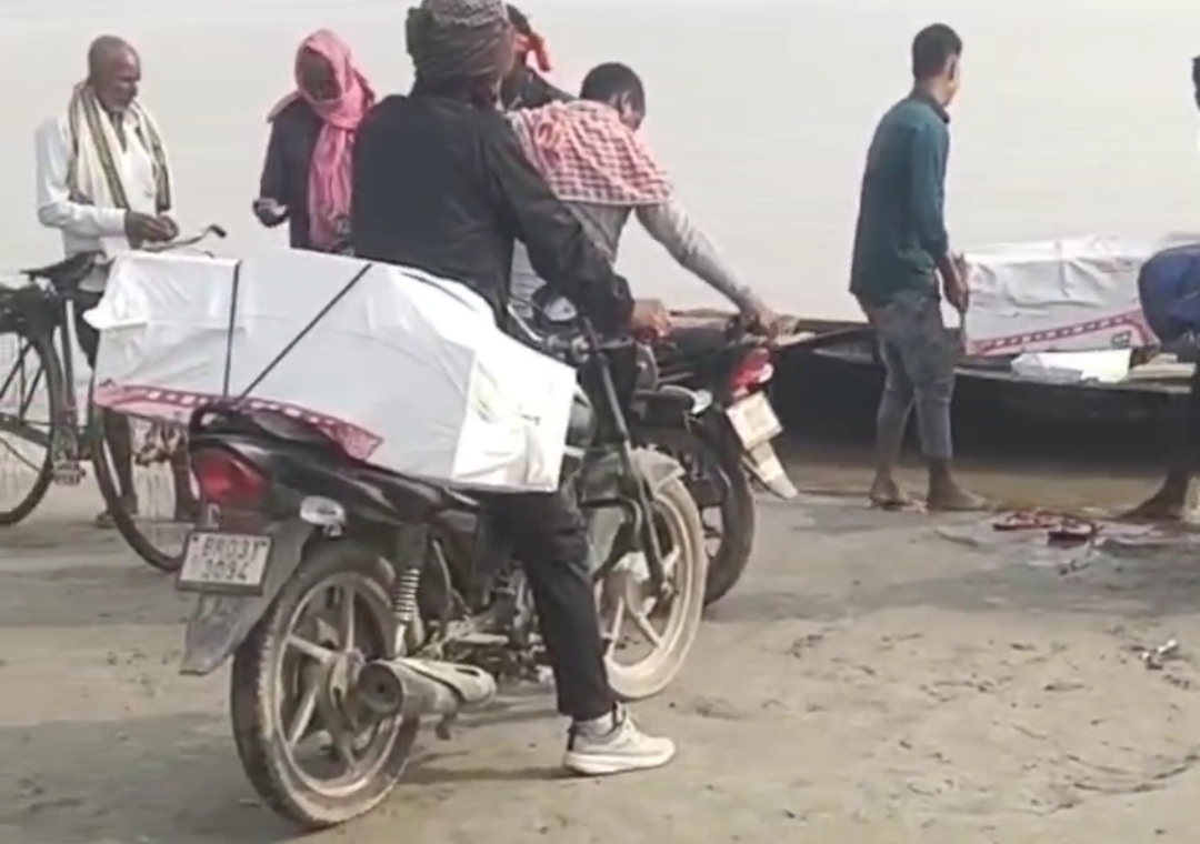 नाव से शराब तस्करी का वीडियो का चित्र