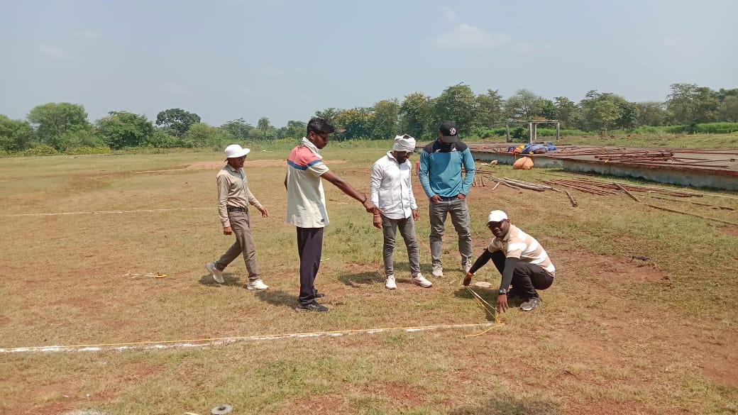 खेल मैदान तैयार करते हुए पीटीआई।