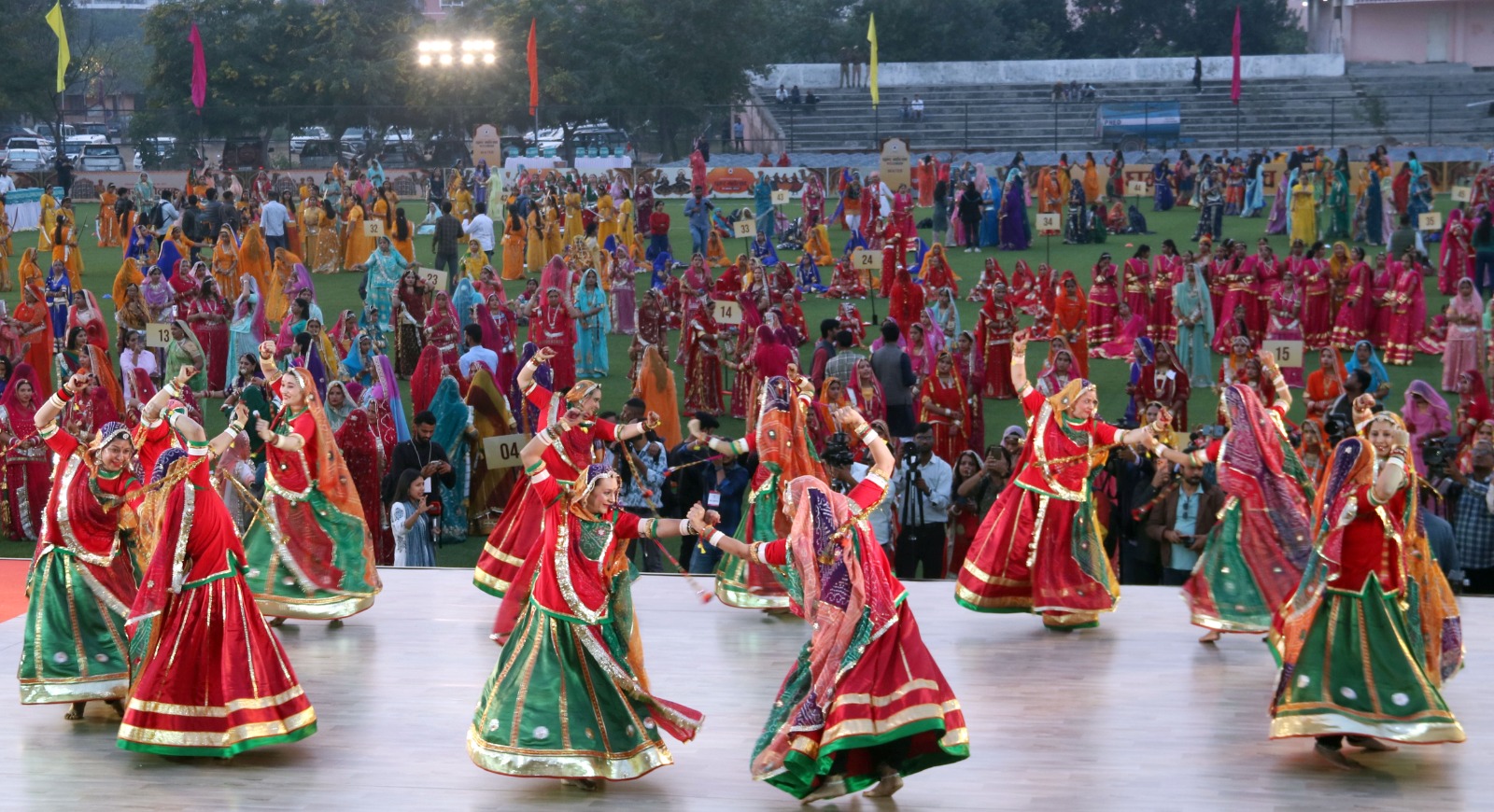 उपमुख्यमंत्री दीया कुमारी ने नगाड़ा बजा कर किया घूमर महोत्सव का आगाज उपमुख्यमंत्री दीया कुमारी ने नगाड़ा बजा कर किया घूमर महोत्सव का आगाज