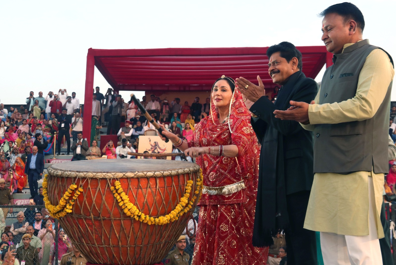 उपमुख्यमंत्री दीया कुमारी ने नगाड़ा बजा कर किया घूमर महोत्सव का आगाज उपमुख्यमंत्री दीया कुमारी ने नगाड़ा बजा कर किया घूमर महोत्सव का आगाज