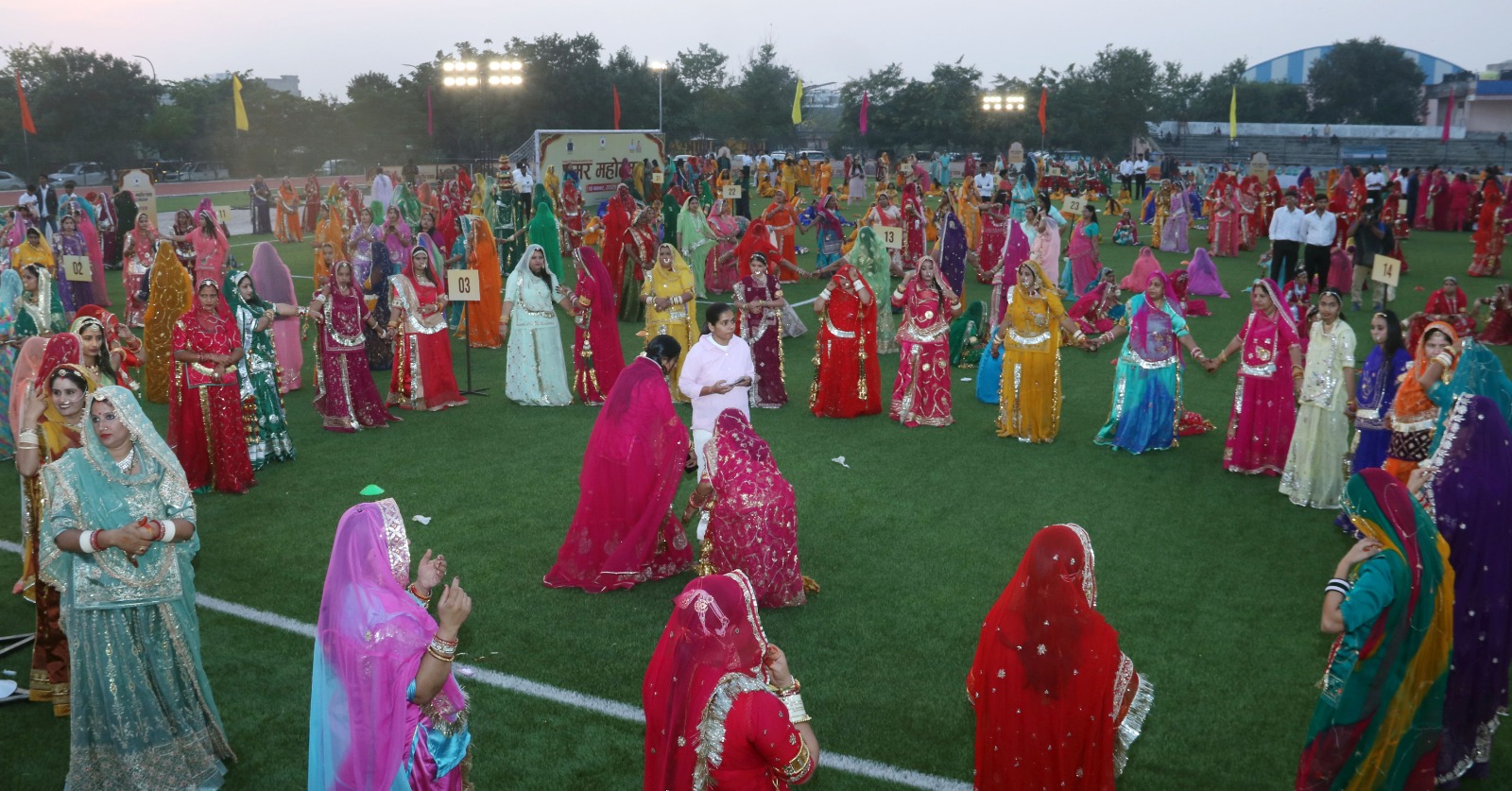 उपमुख्यमंत्री दीया कुमारी ने नगाड़ा बजा कर किया घूमर महोत्सव का आगाज उपमुख्यमंत्री दीया कुमारी ने नगाड़ा बजा कर किया घूमर महोत्सव का आगाज