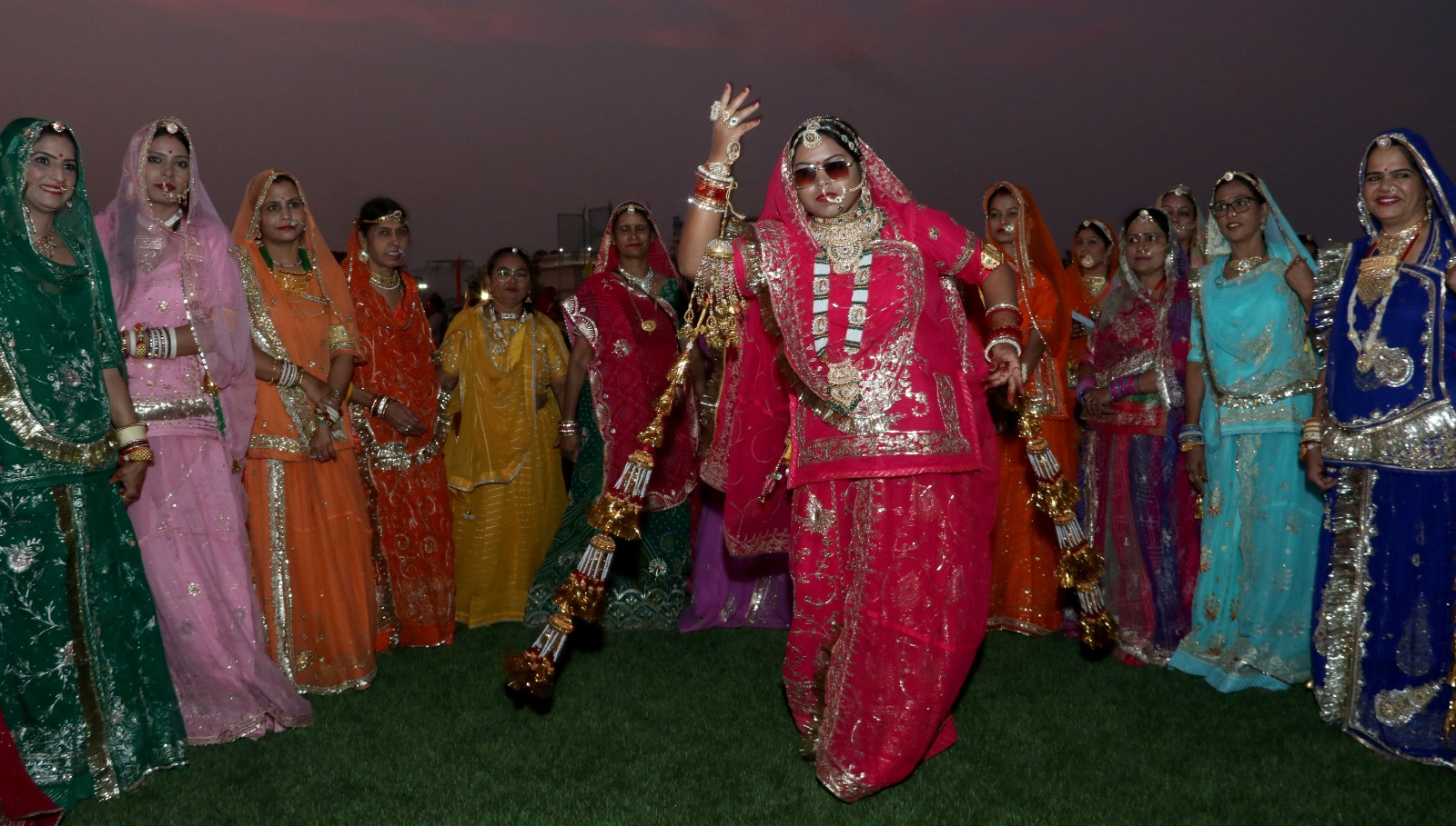 उपमुख्यमंत्री दीया कुमारी ने नगाड़ा बजा कर किया घूमर महोत्सव का आगाज उपमुख्यमंत्री दीया कुमारी ने नगाड़ा बजा कर किया घूमर महोत्सव का आगाज