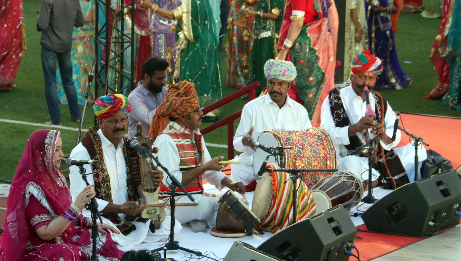 उपमुख्यमंत्री दीया कुमारी ने नगाड़ा बजा कर किया घूमर महोत्सव का आगाज उपमुख्यमंत्री दीया कुमारी ने नगाड़ा बजा कर किया घूमर महोत्सव का आगाज