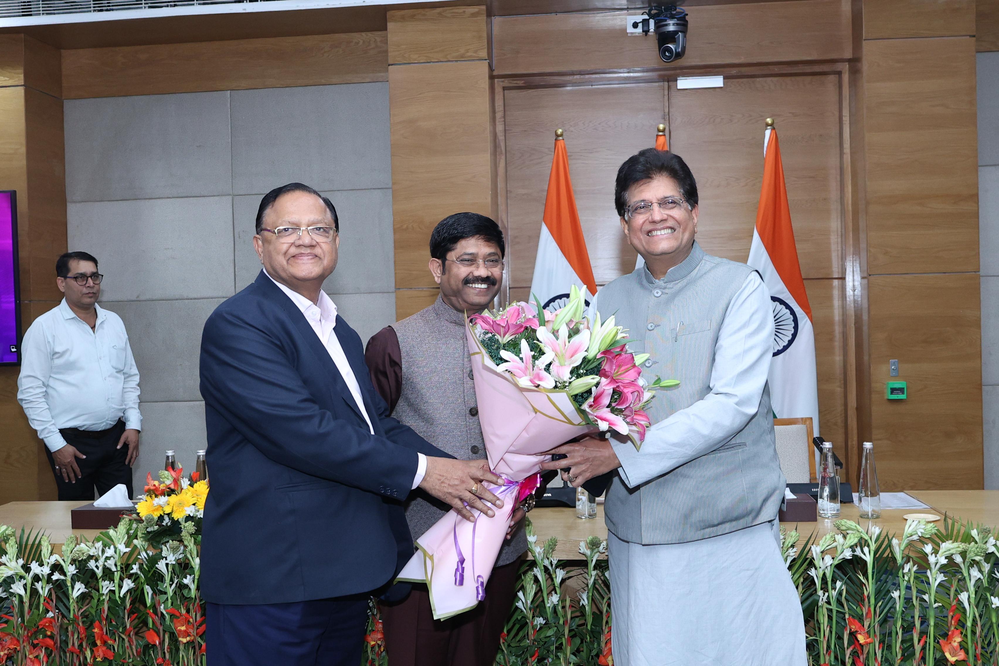 केंद्रीय मंत्री पीयूष गोयल से दिल्ली के वाणिज्य भवन में मिलते यूपी के औद्योगिक विकास मंत्री नन्द गोपाल गुप्ता नन्दी