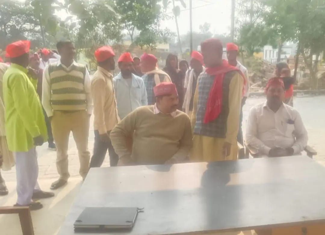 निषाद पार्टी के कार्यकर्ता पहुंचे थाने निषाद पार्टी के कार्यकर्ता पहुंचे थाने