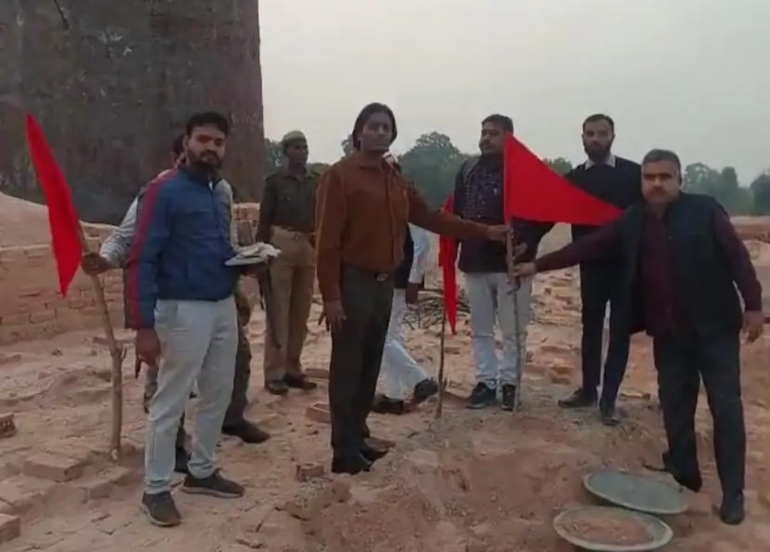 संपत्ति जब्त कर निशान लगाते उप जिलाधिकारी मिश्रीख