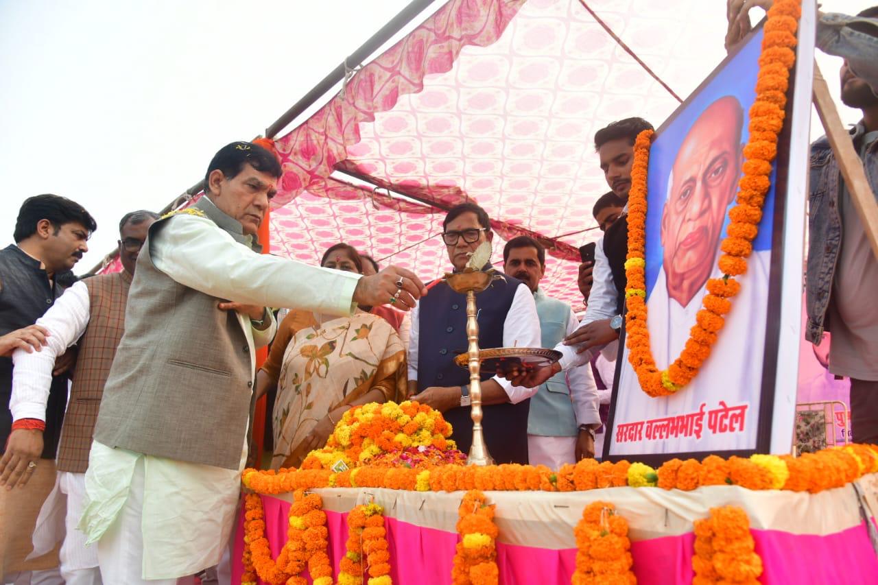 कार्यक्रम का शुभारंभ करते हुए प्रभारी मंत्री ए के शर्मा