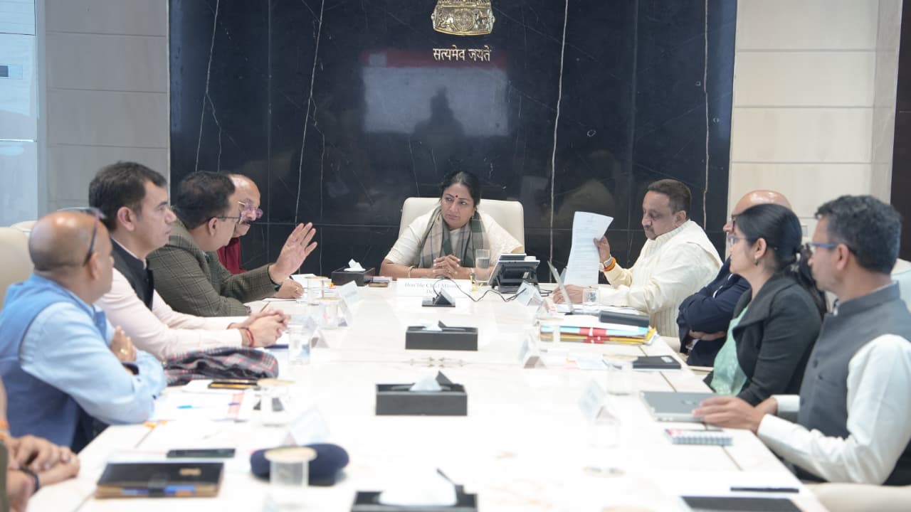 दिल्ली सचिवालय में बुधवार को एक उच्चस्तरीय बैठक करते दिल्ली की मुख्यमंत्री रेखा गुप्ता