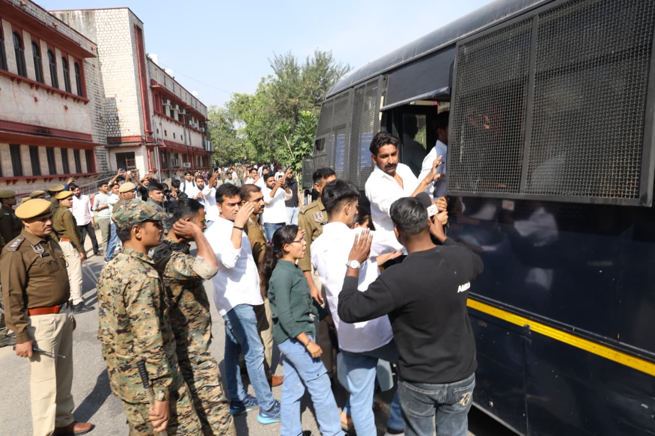 रिवैल्यूशन फीस में हुई बढ़ोतरी को लेकर छात्र -छात्राओं का विरोध प्रदर्शन