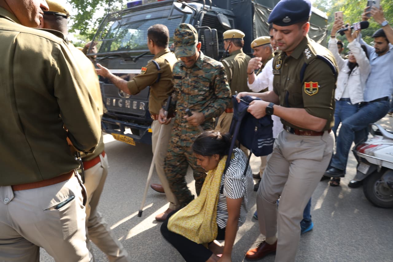 रिवैल्यूशन फीस में हुई बढ़ोतरी को लेकर छात्र -छात्राओं का विरोध प्रदर्शन