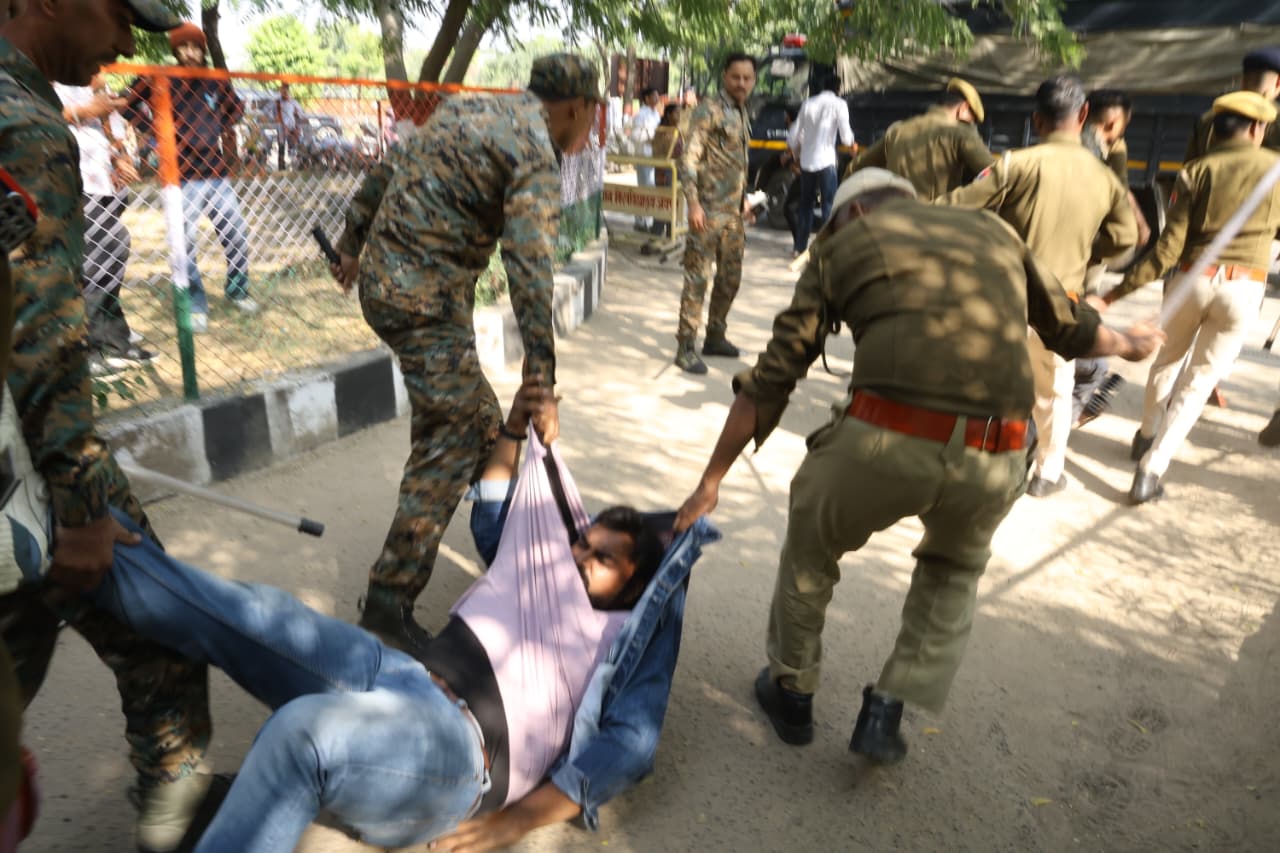 रिवैल्यूशन फीस में हुई बढ़ोतरी को लेकर छात्र -छात्राओं का विरोध प्रदर्शन