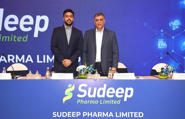 आईपीओ के प्राइस बैंड की घोषणा के अवसर पर कंपनी के पूर्णकालिक निदेशक सुजीत जयसुख भयानी और सीएमडी आईपीओ के प्राइस बैंड की घोषणा के अवसर पर कंपनी के पूर्णकालिक निदेशक सुजीत जयसुख भयानी और सीएमडी