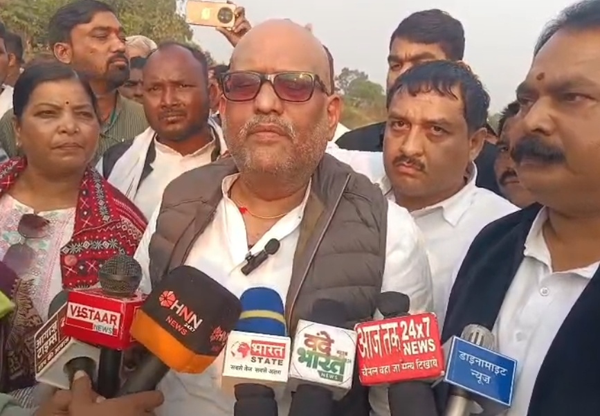 मिडिया को संबोधित करते हुए अजय राय मिडिया को संबोधित करते हुए अजय राय