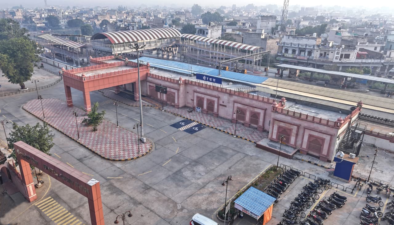 खैरथल रेलवे स्टेशन पर अमृत भारत स्टेशन योजना का कार्य पूर्ण