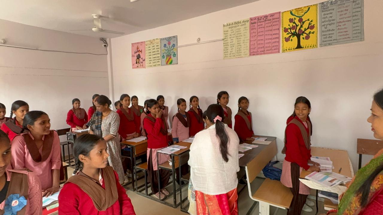 कमलापुर में विद्यालय का निरीक्षण करती सुजीता कुमारी