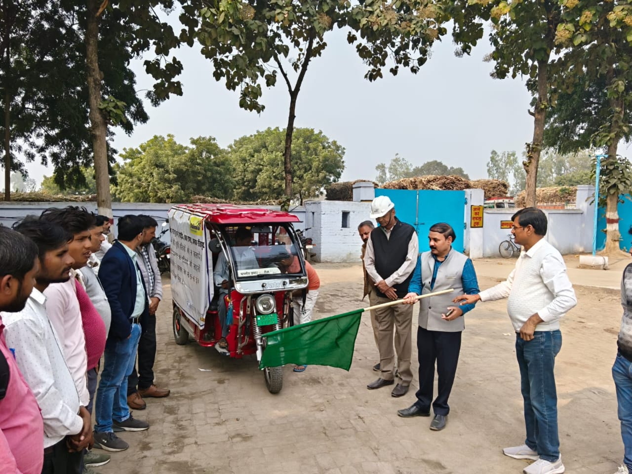 झंडी दिखाते एआरटीओ व चीनी मिल के अधिकारी गण