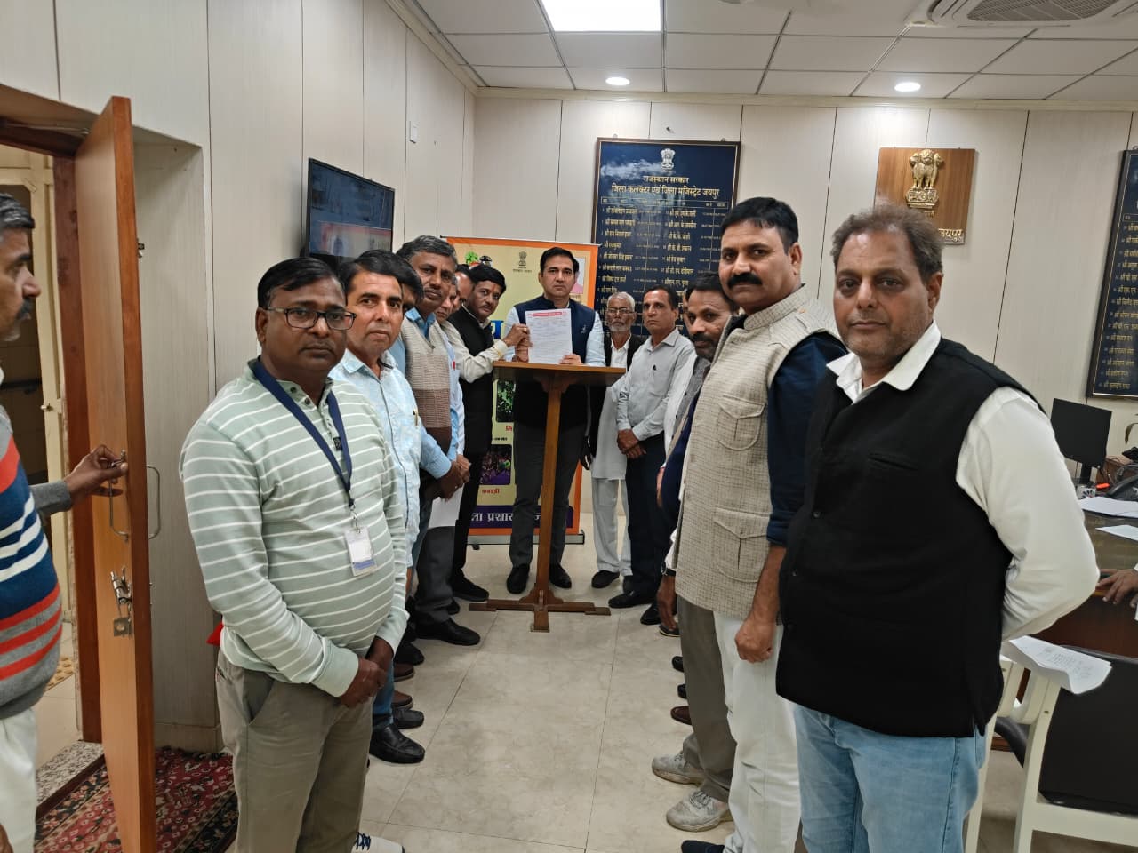 मृतक बीएलओ मुकेश जांगिड़ के परिवार को न्याय के लिए महासंघ का जिला कलेक्ट्रेट पर विरोध प्रदर्शन मृतक बीएलओ मुकेश जांगिड़ के परिवार को न्याय के लिए महासंघ का जिला कलेक्ट्रेट पर विरोध प्रदर्शन