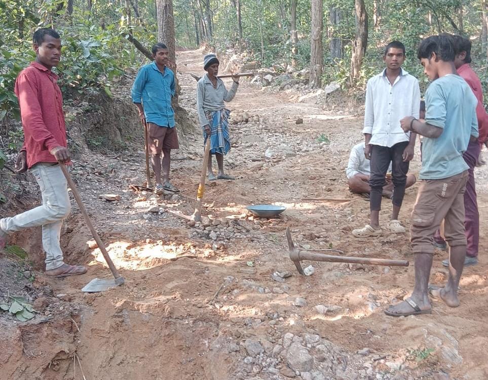 कोरबा : पाली ब्लॉक के छिंदपहरी गांव में ग्रामीणों ने पेश की मिसाल, वर्षों से लंबित सड़क मांग पूरी करने श्रमदान से बनाया रास्ता