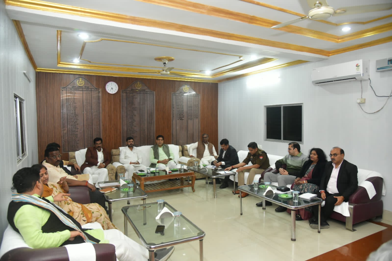 प्रभारी मंत्री ए के शर्मा अधिकारियों और जन प्रतिनिधियों के साथ बैठक करते हुए