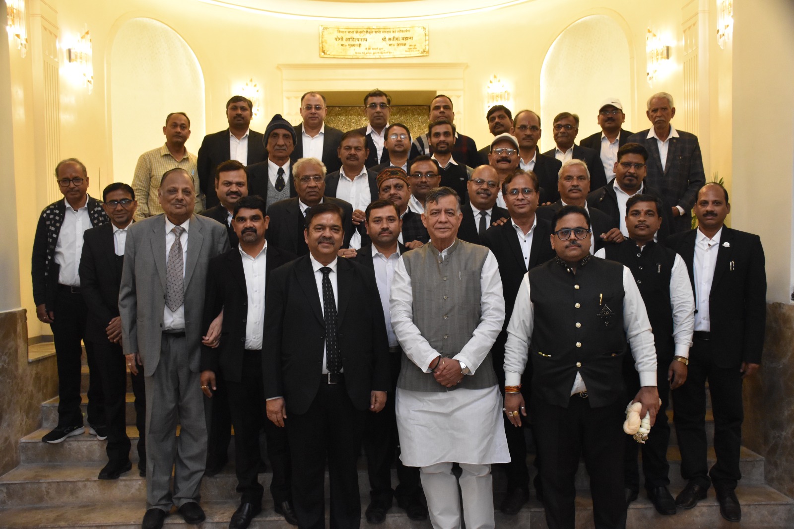 विधानसभा अध्यक्ष से मिलते बार एसोसिएशन के पदाधिकारी