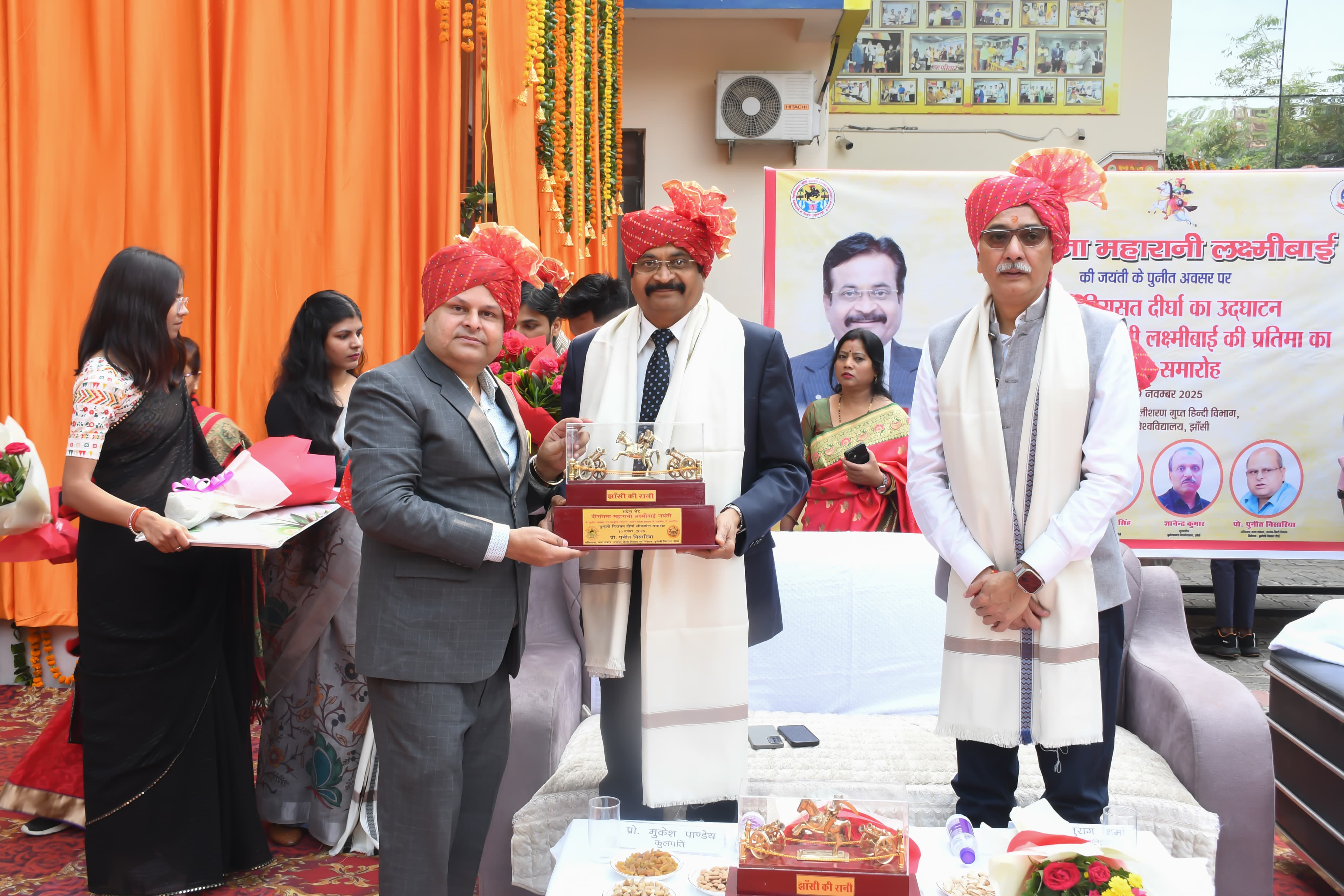 कार्यक्रम में सांसद व कुलपति कार्यक्रम में सांसद व कुलपति