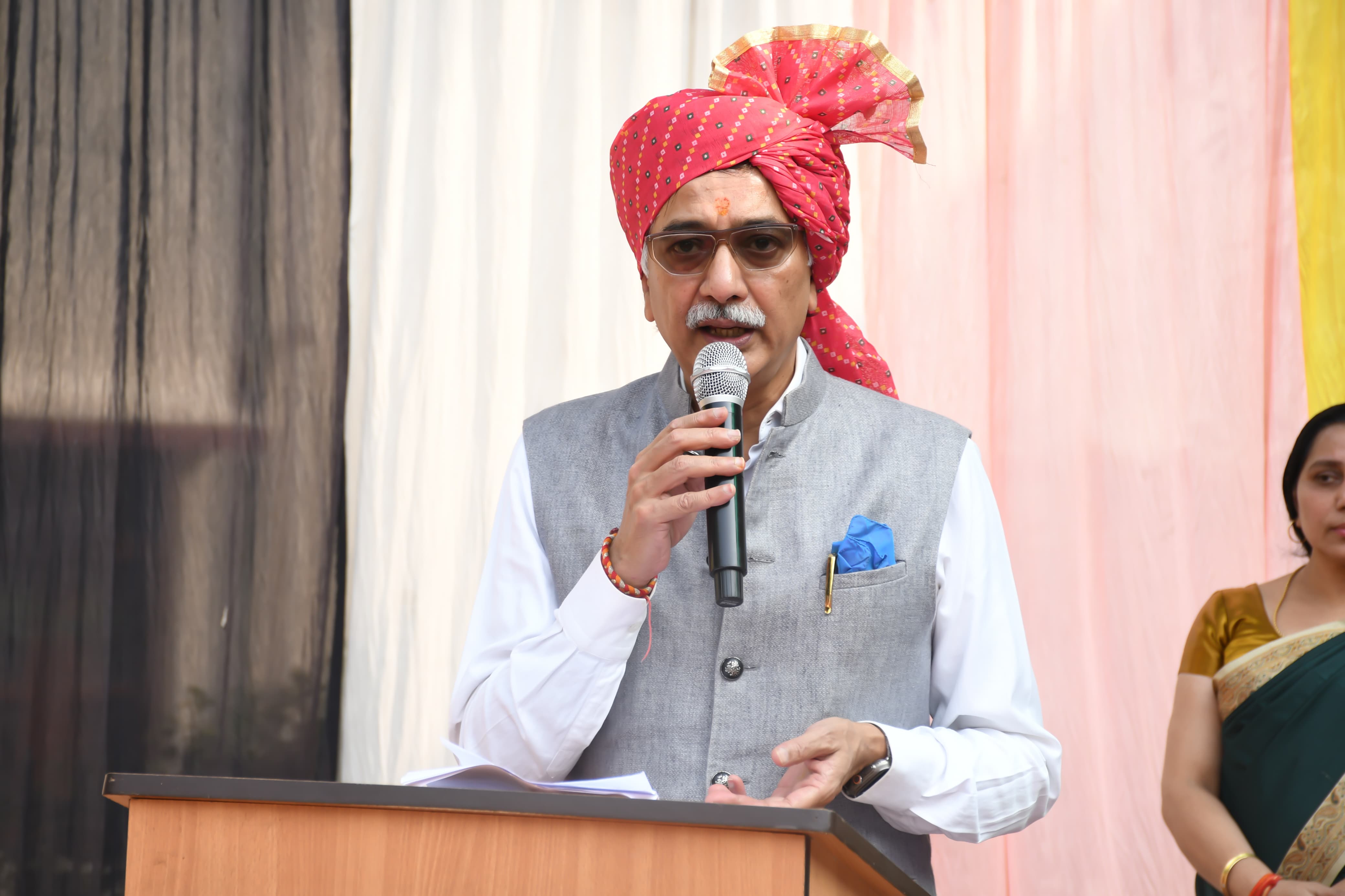 संबोधित करते सांसद संबोधित करते सांसद