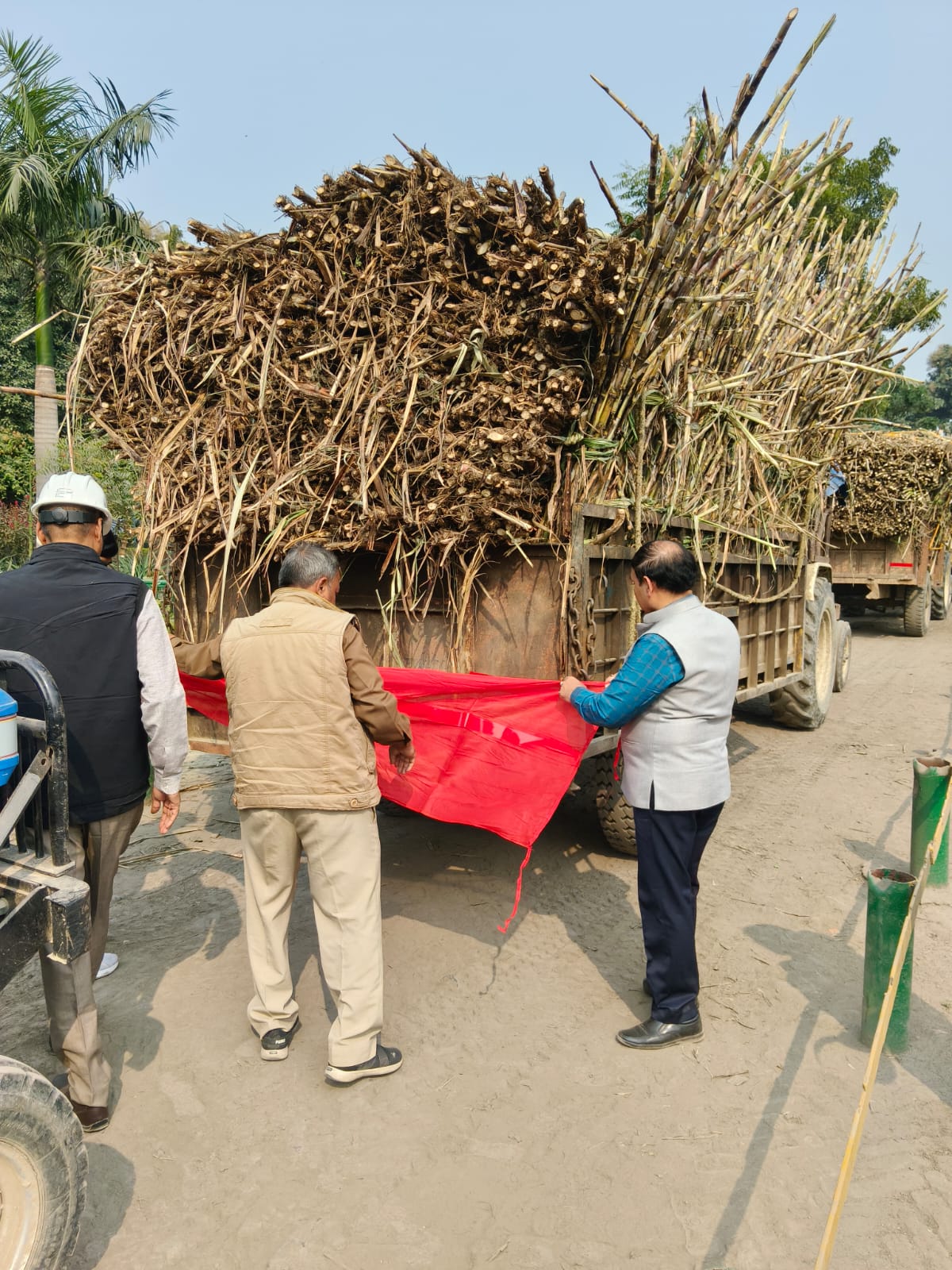 रिफ्लेक्टर लगाते एआरटीओ सर्वेश चतुर्वेदी व चीनी मिल प्रबंधन