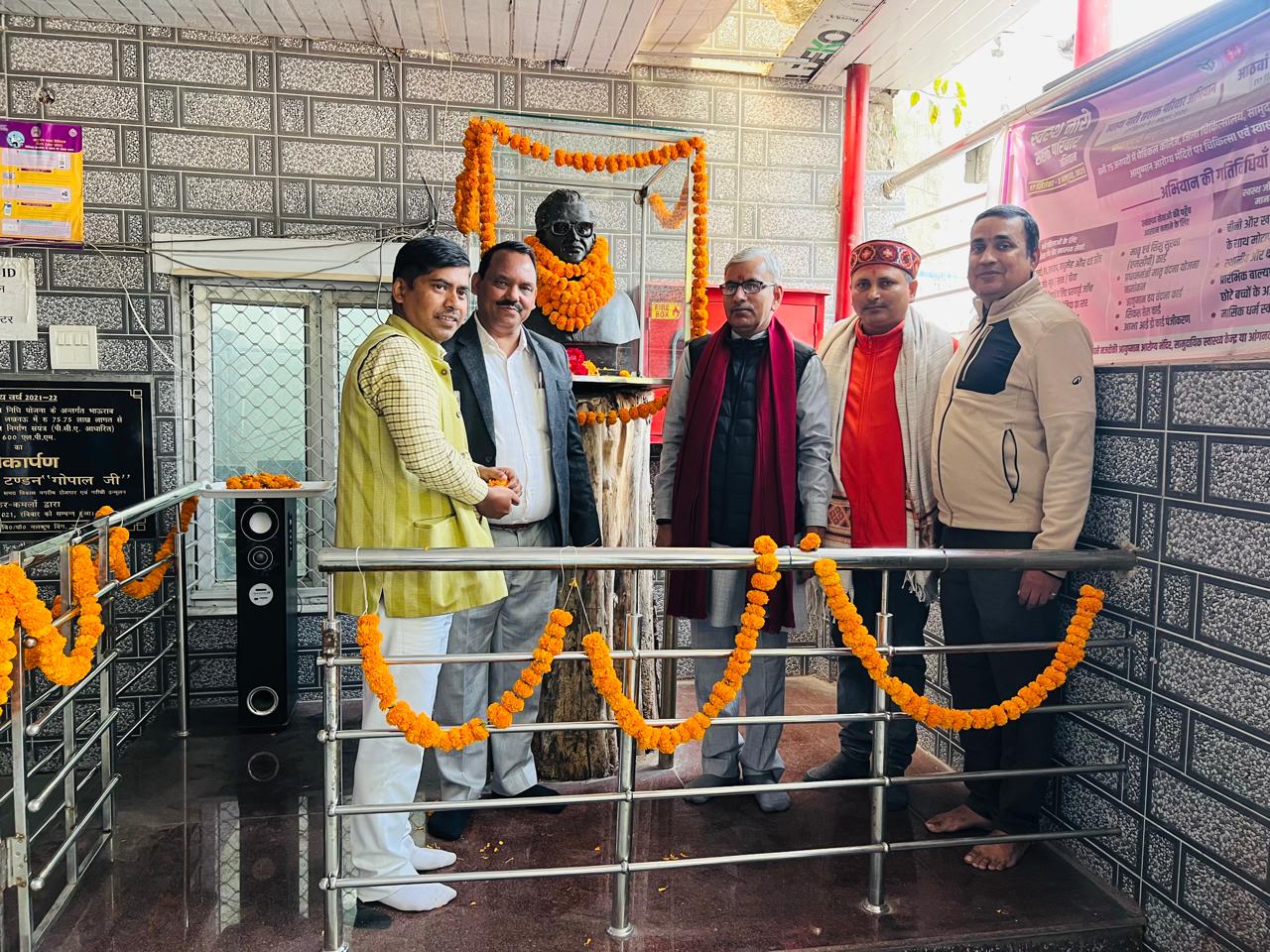 देवरस की प्रतिमा पर पुष्पांजलि