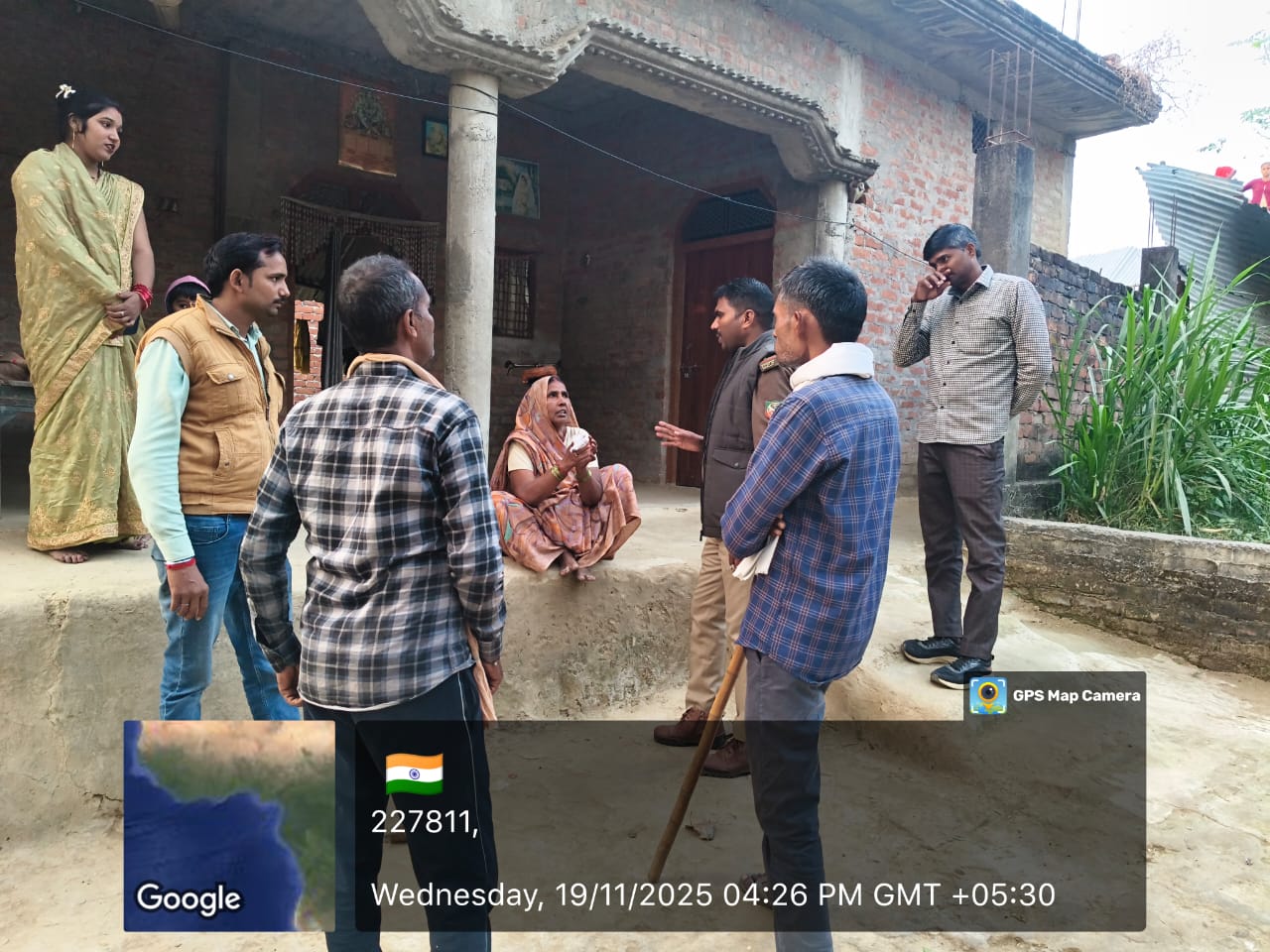 ग्रामीणों से वार्ता करती वन विभाग की टीम