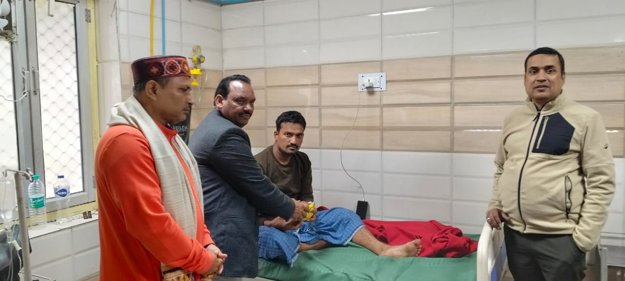 अस्पताल में फल वितरण