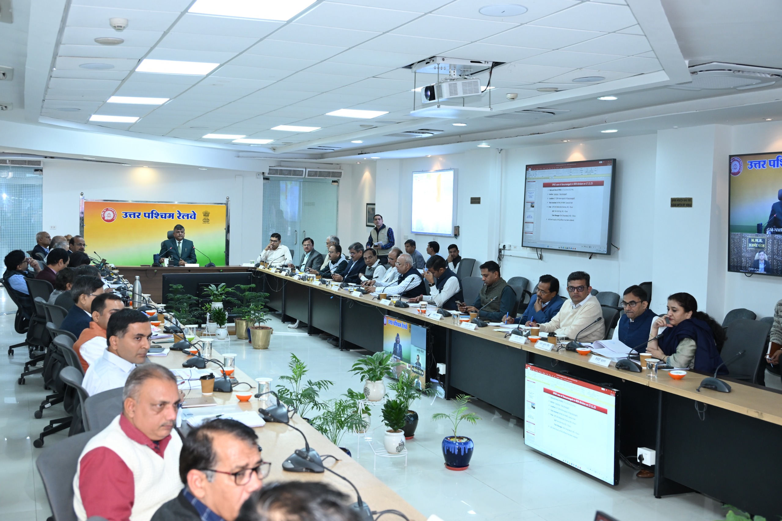 संरक्षित रेल संचालन के लिए उत्तर पश्चिम रेलवे मुख्यालय पर विशेष संरक्षा बैठक, रेलकर्मियों को किया पुरस्कृत