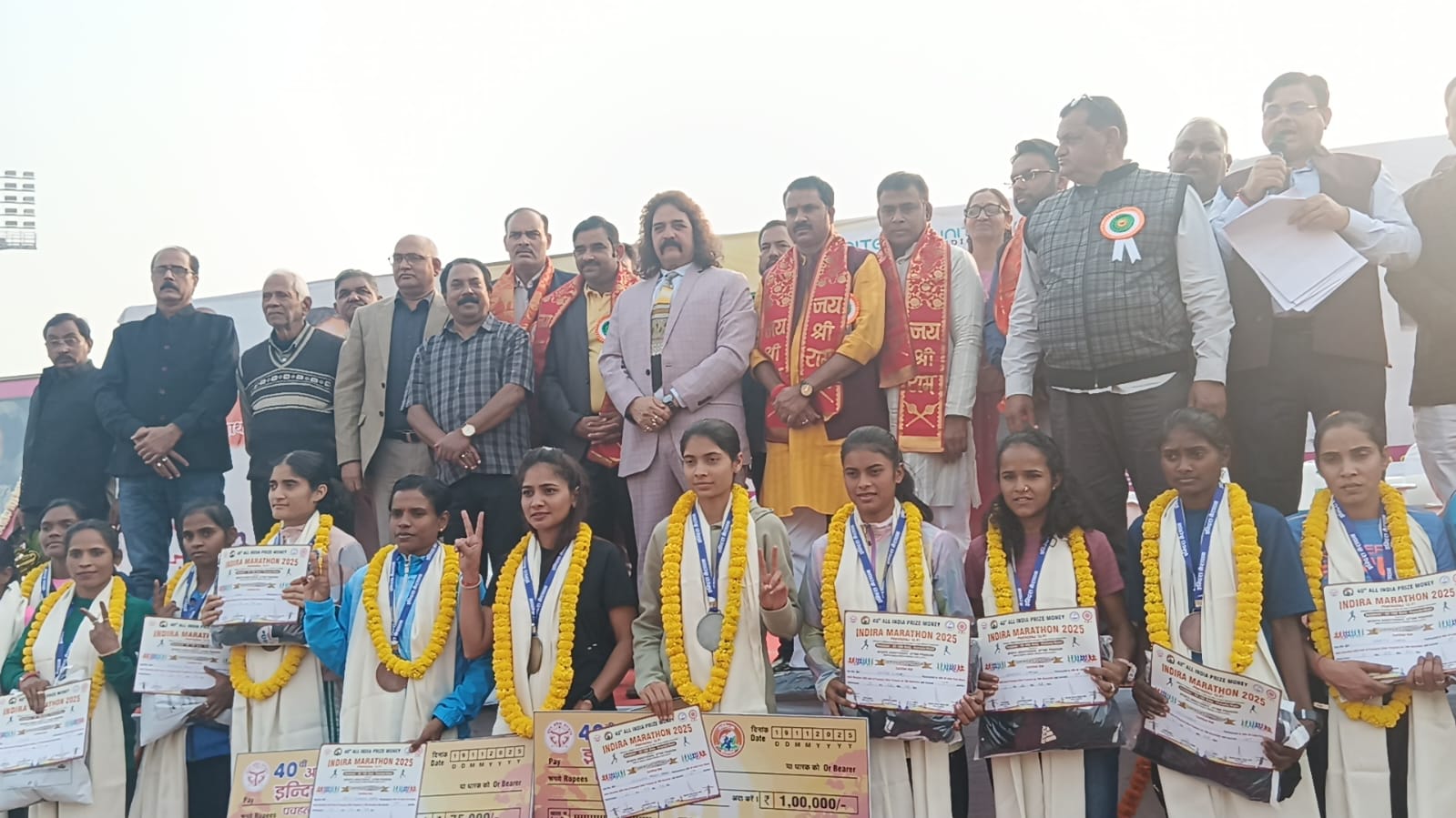 40वीं इंदिरा मैराथन के विजेताओं का ग्रुप फोटो 40वीं इंदिरा मैराथन के विजेताओं का ग्रुप फोटो