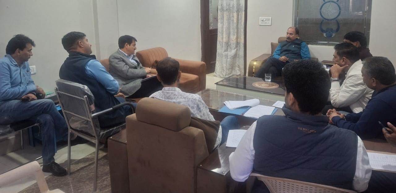 क्षतिग्रस्त सड़कों और जलापूर्ति शिकायतों पर बिश्नाह में आपात बैठक क्षतिग्रस्त सड़कों और जलापूर्ति शिकायतों पर बिश्नाह में आपात बैठक