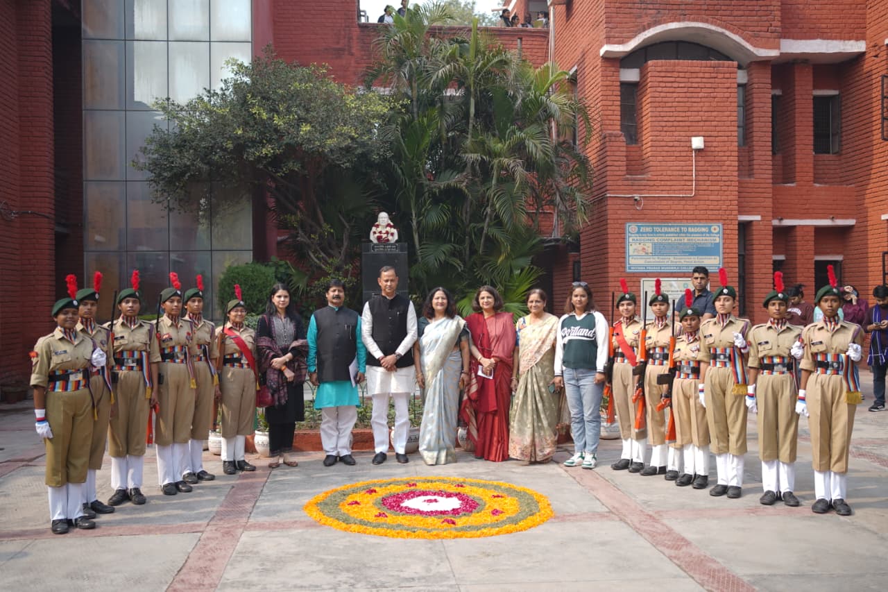 दिल्ली विश्वविद्यालय के श्यामा प्रसाद मुखर्जी महिला महाविद्यालय में संविधान दिवस के आयोजन  शामित होते दिल्ली के समाज कल्याण मंत्री रविंद्र इंद्राज सिंह