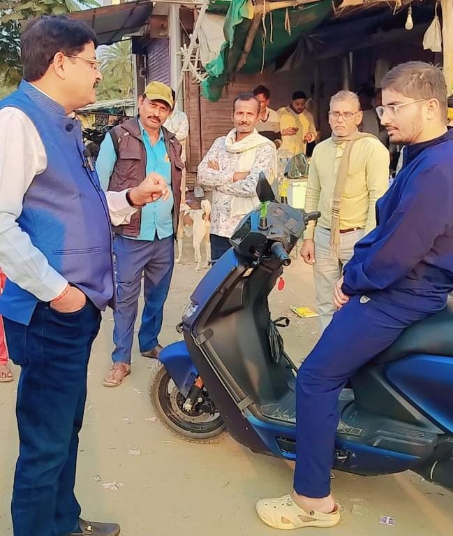 दो पहिया वाहन चालक से बातचीत करते केडी सिंह