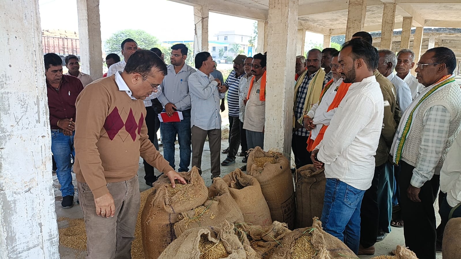 कलेक्टर जन्मेजय महोबे ने खरौद उपार्जन केंद्र में धान खरीदी व्यवस्था का किया निरीक्षण