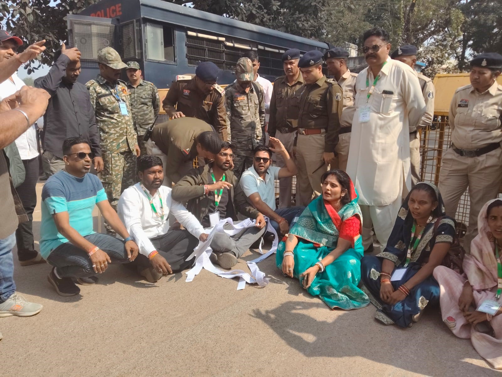 केन्द्रीय कृषि मंत्री शिवराज सिंह चौहान व मुख्यमंत्री विष्णुदेव साय को ज्ञापन सौंपने पहुंचे कांग्रेसी।